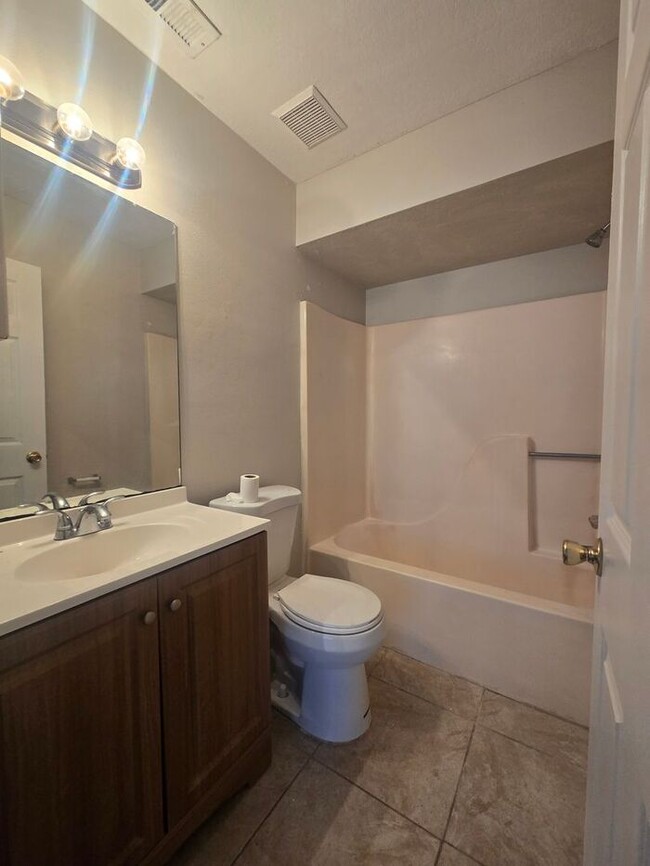 Building Photo - Second floor 2 bedroom, 2 bath condo in th...