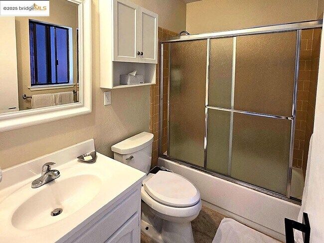 Building Photo - 1216 Marina Cir
