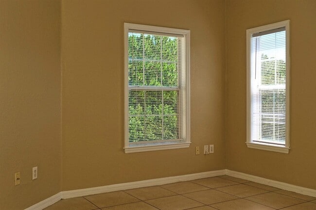 Building Photo - Spacious 2 bed 2 bath condo, split floorplan on the 3rd floor! Gated community at Mosaic at Millenia