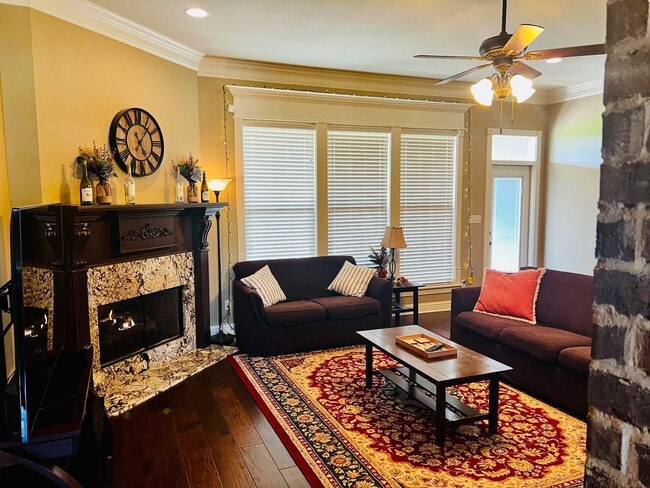 Building Photo - 459 Long Acre Dr