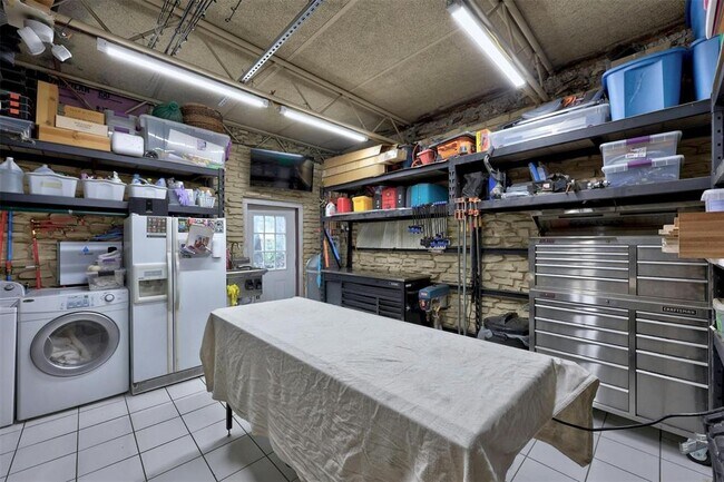 Building Photo - 8517 Grandview Dr