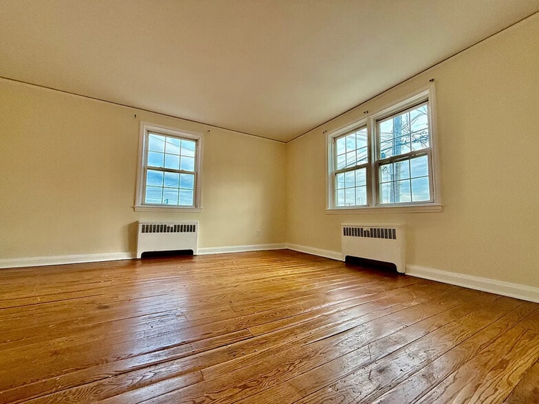 Primary Photo - 115 Cowles Ave