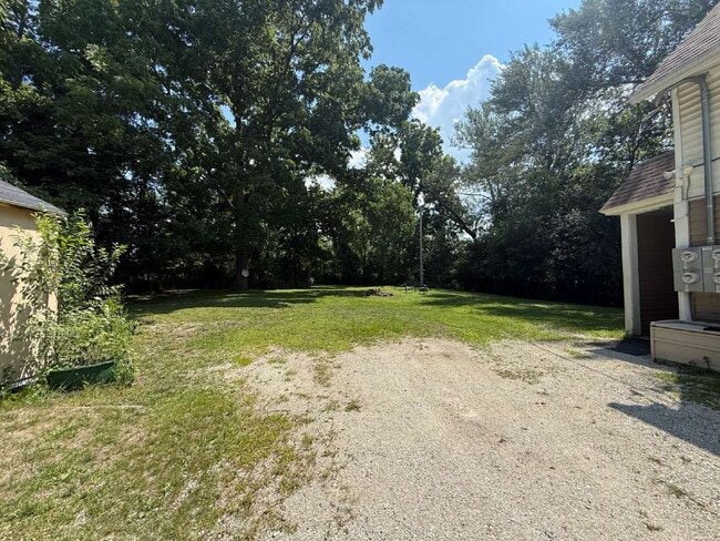 Building Photo - Large 2 bedroom, 1 bath for rent.