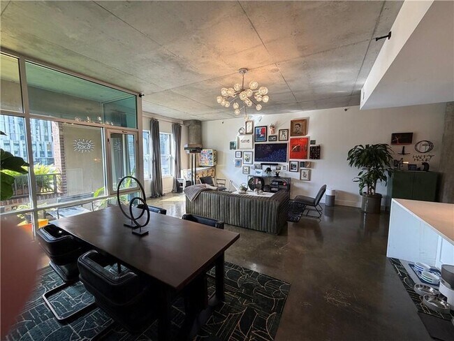 Building Photo - 845 Spring St NW