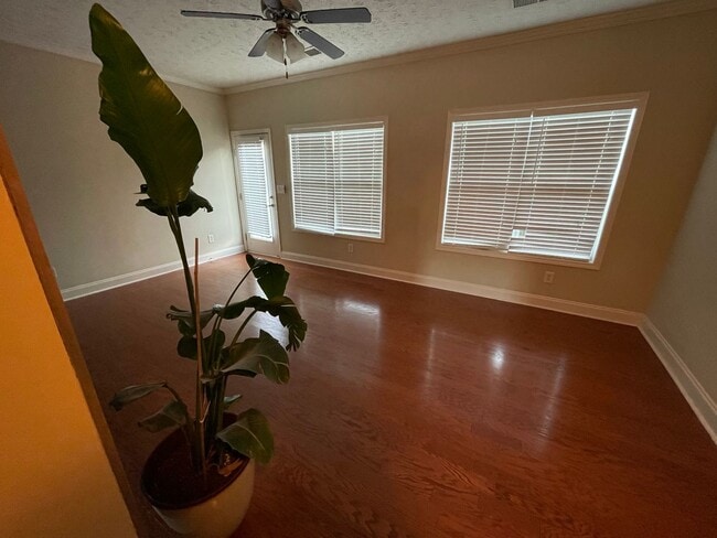 Building Photo - 4 bedrm, 3 bath, garage, pool, tennis cour...