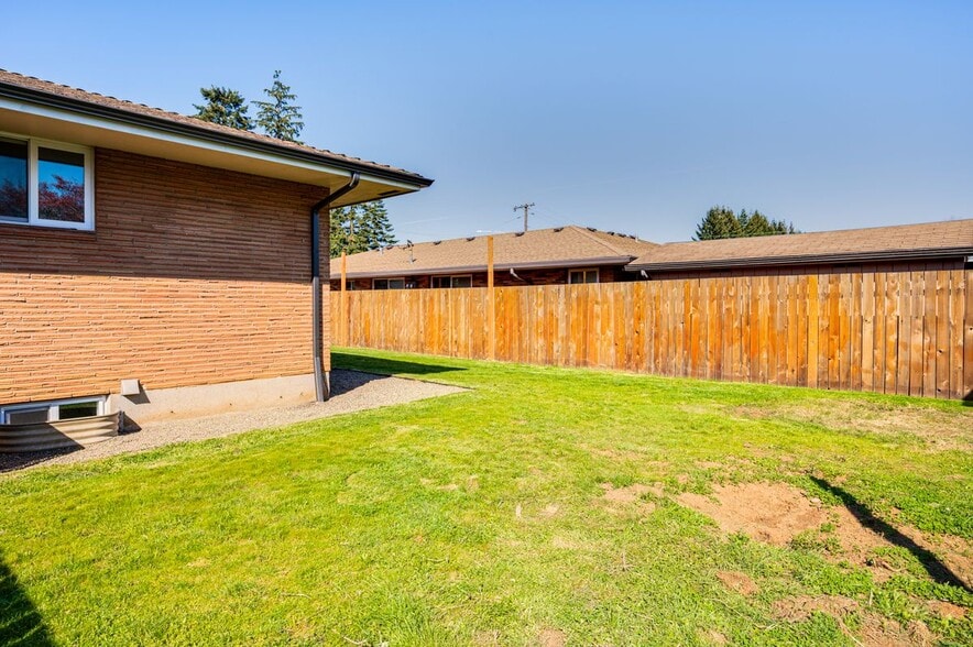 Building Photo - 634 NE 19th Ave