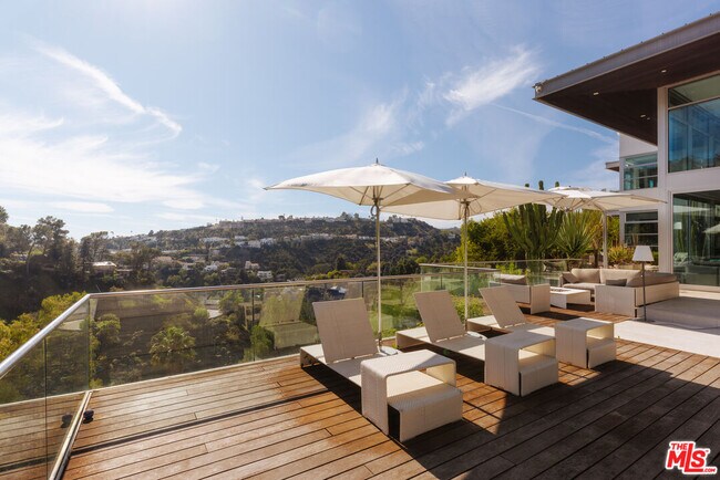 Building Photo - 2651 Nichols Canyon Rd