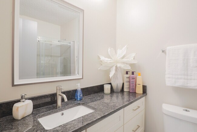 Building Photo - 6463 Klinect Ct