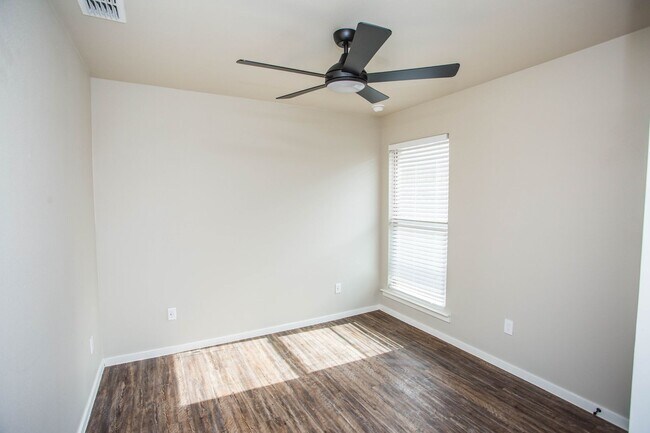 Building Photo - 2126 N Jayton Ave