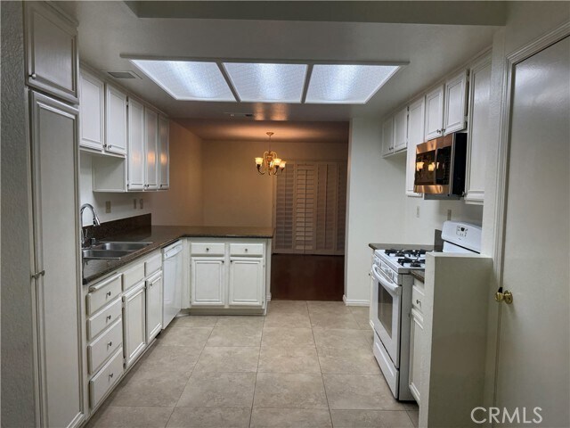 Building Photo - 27 Alcoba