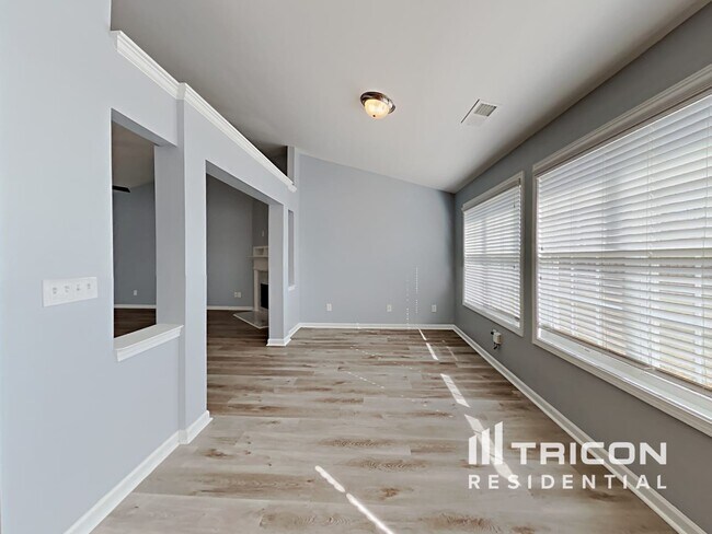 Building Photo - 247 Lantana Dr