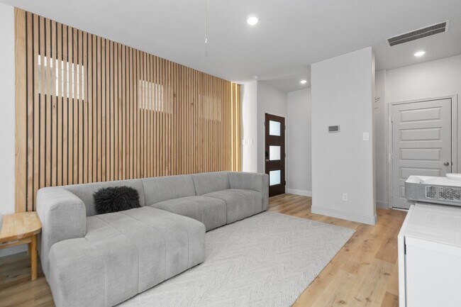 Building Photo - 5426 Oriente Ln