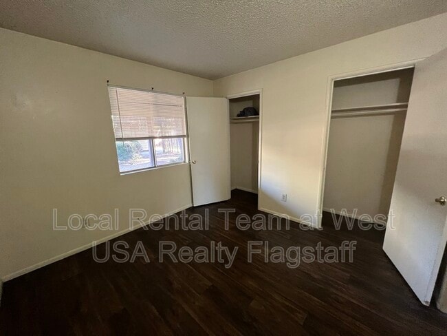 Building Photo - 2219 E Dortha Ave