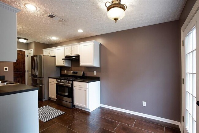 Building Photo - 312 Pieris Dr