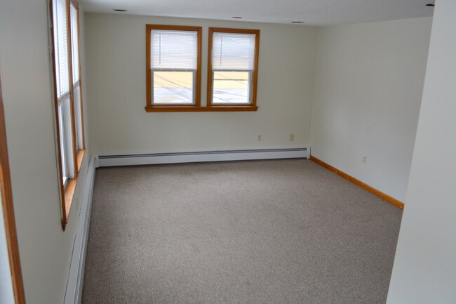 Building Photo - 3343 Post Rd