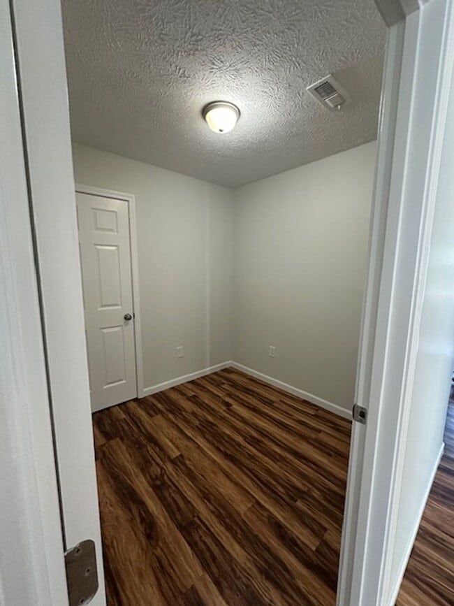 Building Photo - Charming Home in a Great Neighborhood