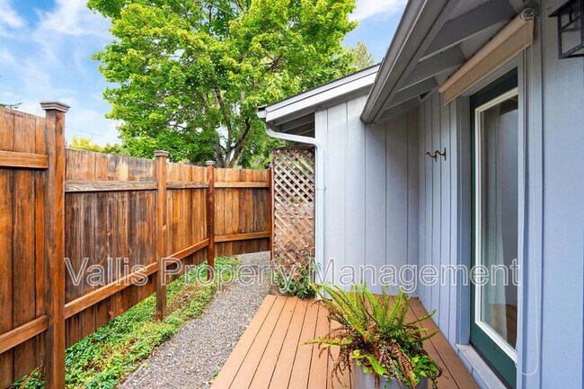 Building Photo - 3385 Camellia Dr S