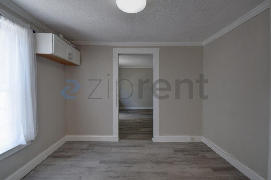 Building Photo - Unit B