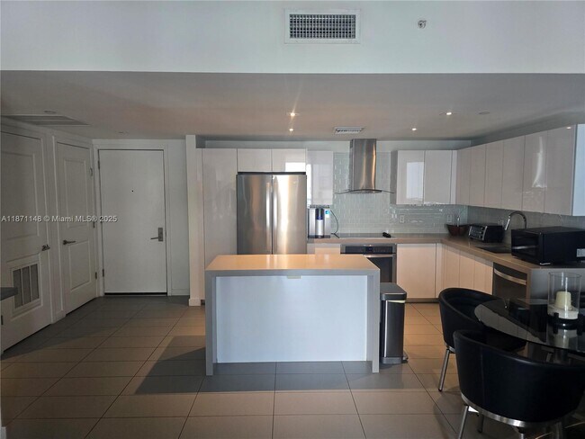 Building Photo - 1600 NE 1st Ave