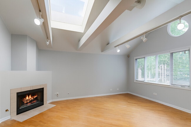 Building Photo - 837 N Marshfield Ave