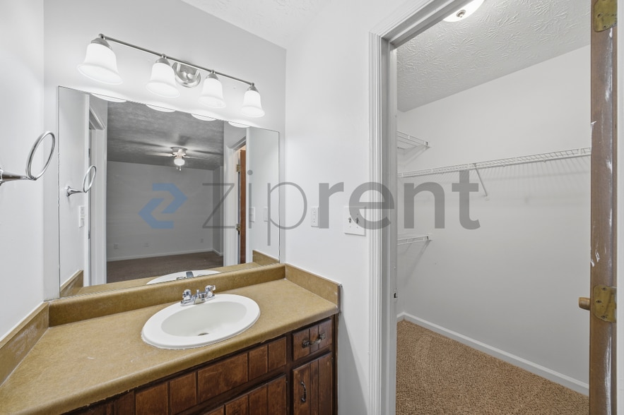 Building Photo - 5893 N Castlegate Dr