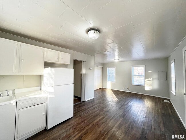 Building Photo - 1411 E Crestwood Dr