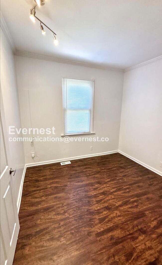 Building Photo - 3 Bed/2 Bath Home with Fenced Yard / Available Now!