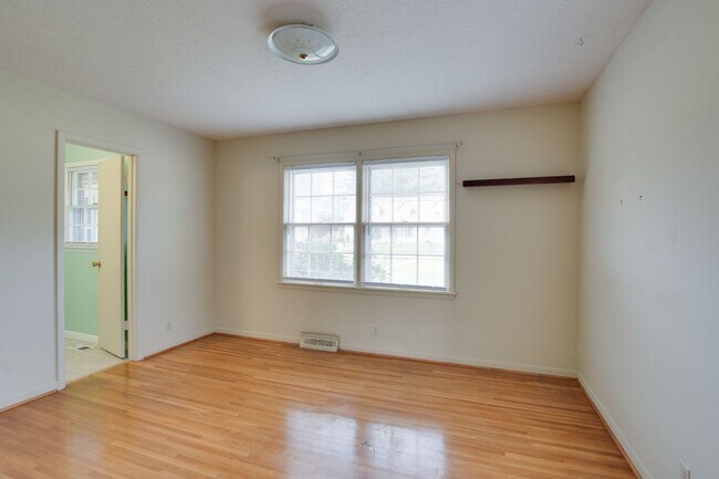 Building Photo - 904 SE Chatterson Rd