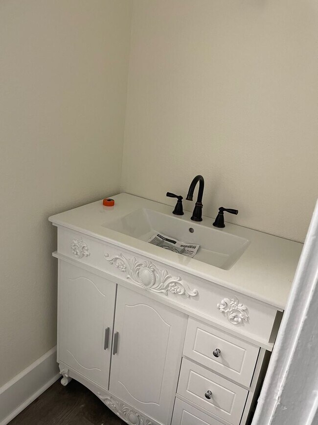 Building Photo - 717 N Forest St