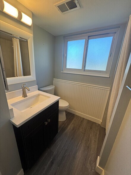 garden level bathroom - 5879 S Oak St