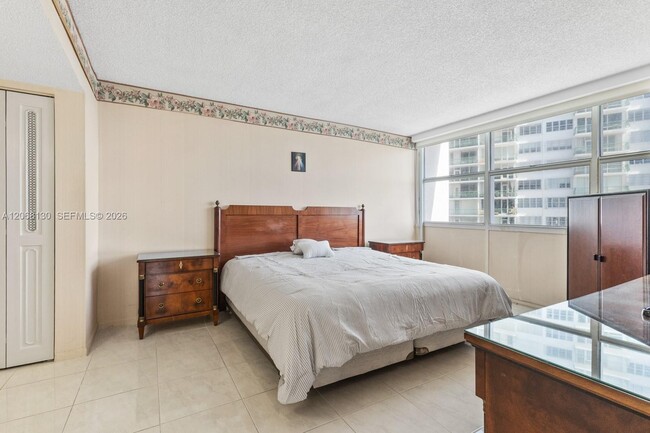 Building Photo - 1420 Brickell Bay Dr