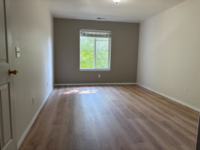 Building Photo - 825 Forest Glen #E