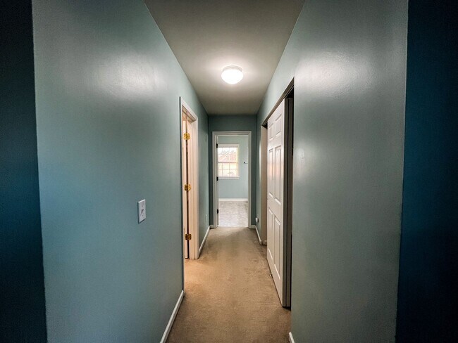 Building Photo - Gorgeous 4 Bedroom, 2 1/2 Bathroom Home in...