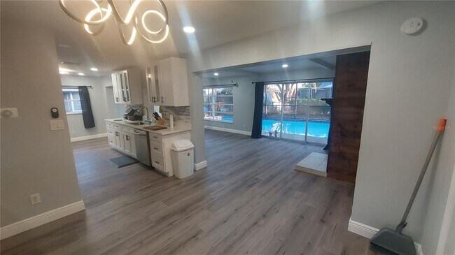 Building Photo - 1811 Forest Dr