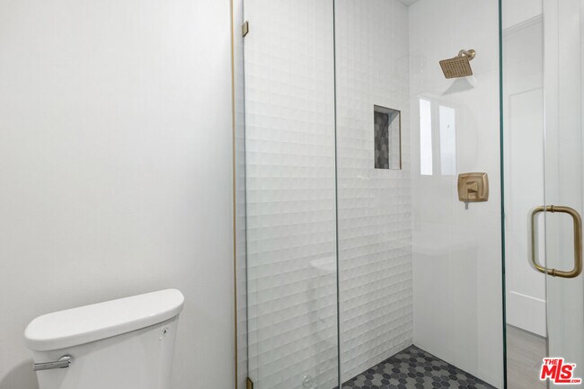 Building Photo - 15836 Chatsworth St