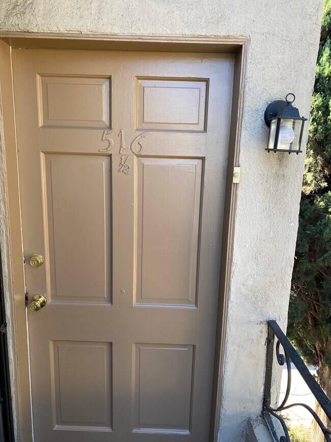 Building Photo - 516 N Heliotrope Dr