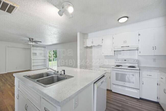 Building Photo - 313 E Woodrow Pl