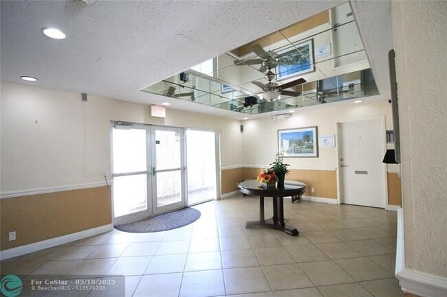 Building Photo - 2555 NE 11th St