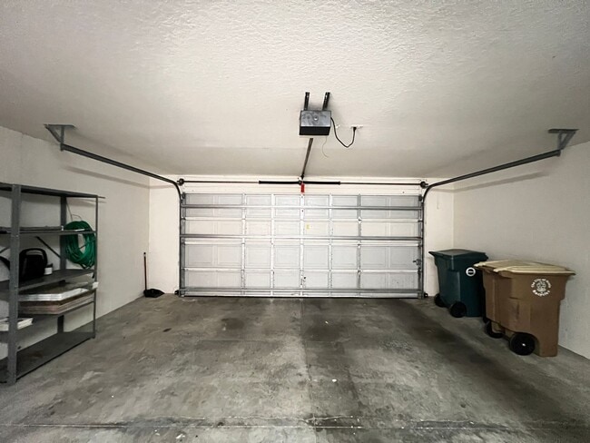 Building Photo - Modern 3-Bedroom, 2-Bathroom Home in Ocala! WASHER & DRYER INCLUDED!