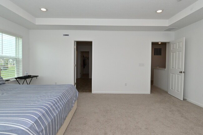 Building Photo - "Spacious 5-Bedroom Retreat with Luxurious Quartz Countertops & Fireplace on Deerberg Drive!"