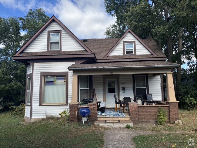 Building Photo - 808 Niagara St