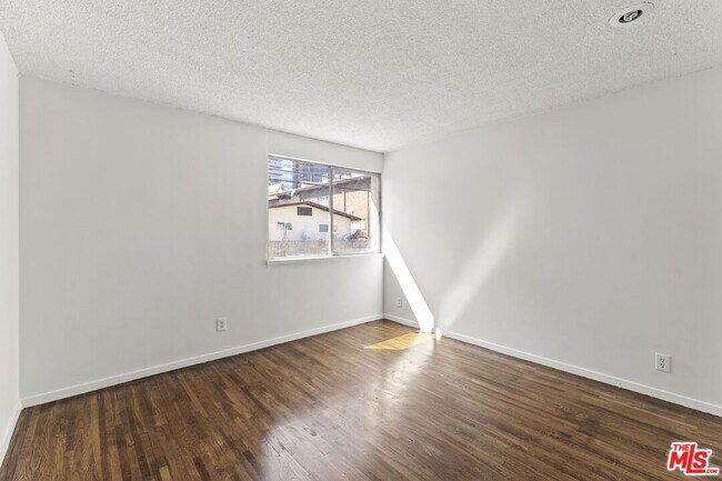 Building Photo - 1233 Barry Ave