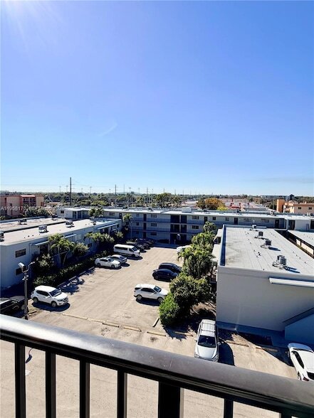 Building Photo - 305 W 68th St