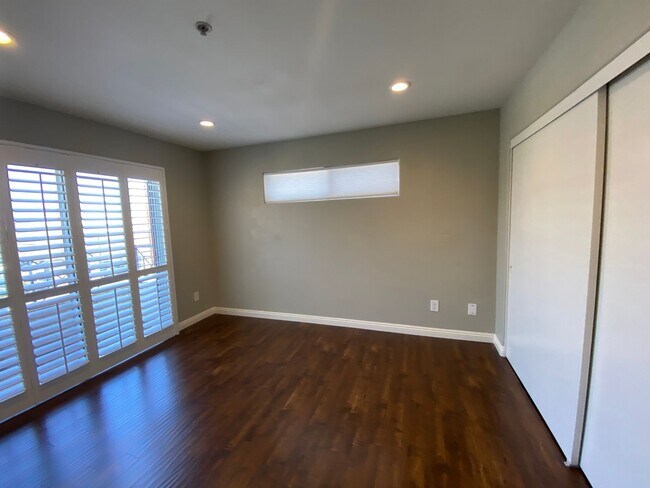 Building Photo - Luxury Living in Toluca Lake!