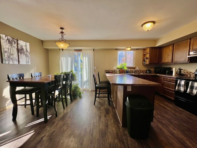 Building Photo - Beautiful townhome available in D20 Briargate!
