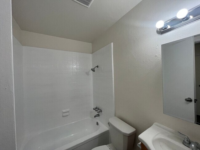 Building Photo - Beautiful Two Story Condo in Azusa