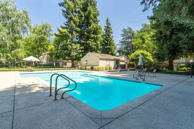 Building Photo - Gorgeous Remodeled 2 Bed in Campus Commons