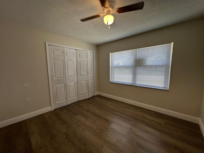 Building Photo - 3 Bedroom 1 1/2 Bath Fort Pierce
