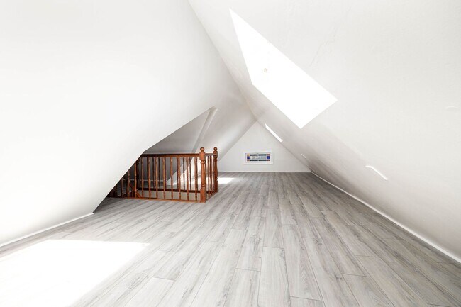 Building Photo - Beautiful 2bed/2bath Victorian style home with extra room for an office and bonus attic room!