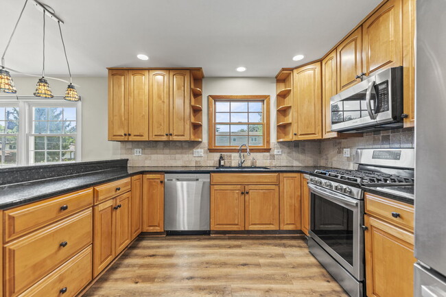Building Photo - 1105 E Alder Ln
